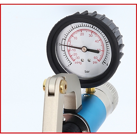 Detailaufnahme eines Manometers, das den Druck in psi und bar anzeigt. Der Zeiger steht bei etwa 50 psi.